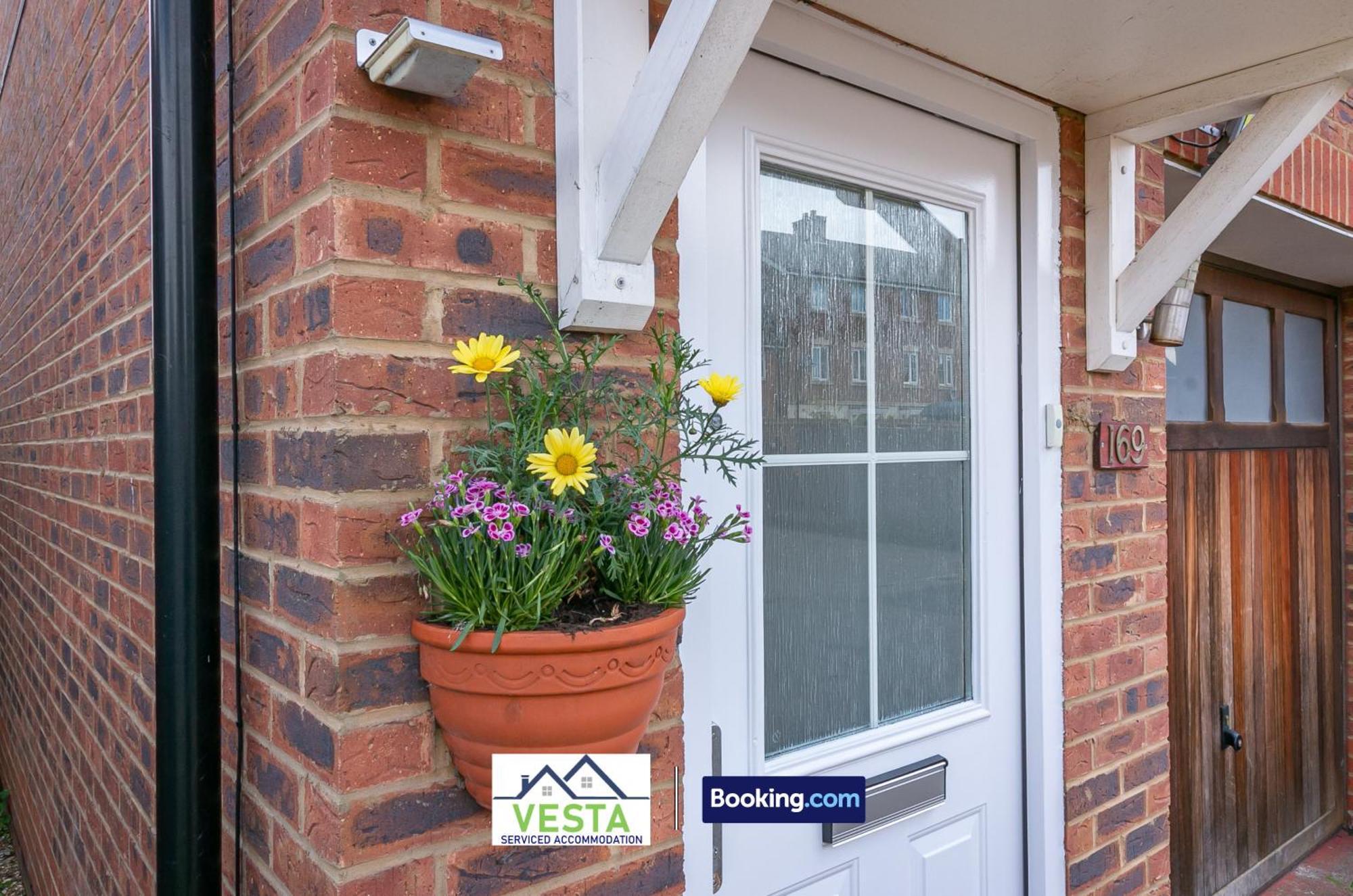 Three Bedroom Apartment By Vesta Serviced Accommodation & Short Lets Hatfield With Free Parking Eksteriør bilde